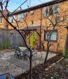 SW19 - Quiet split-level 2-bedroom maisonette with garden